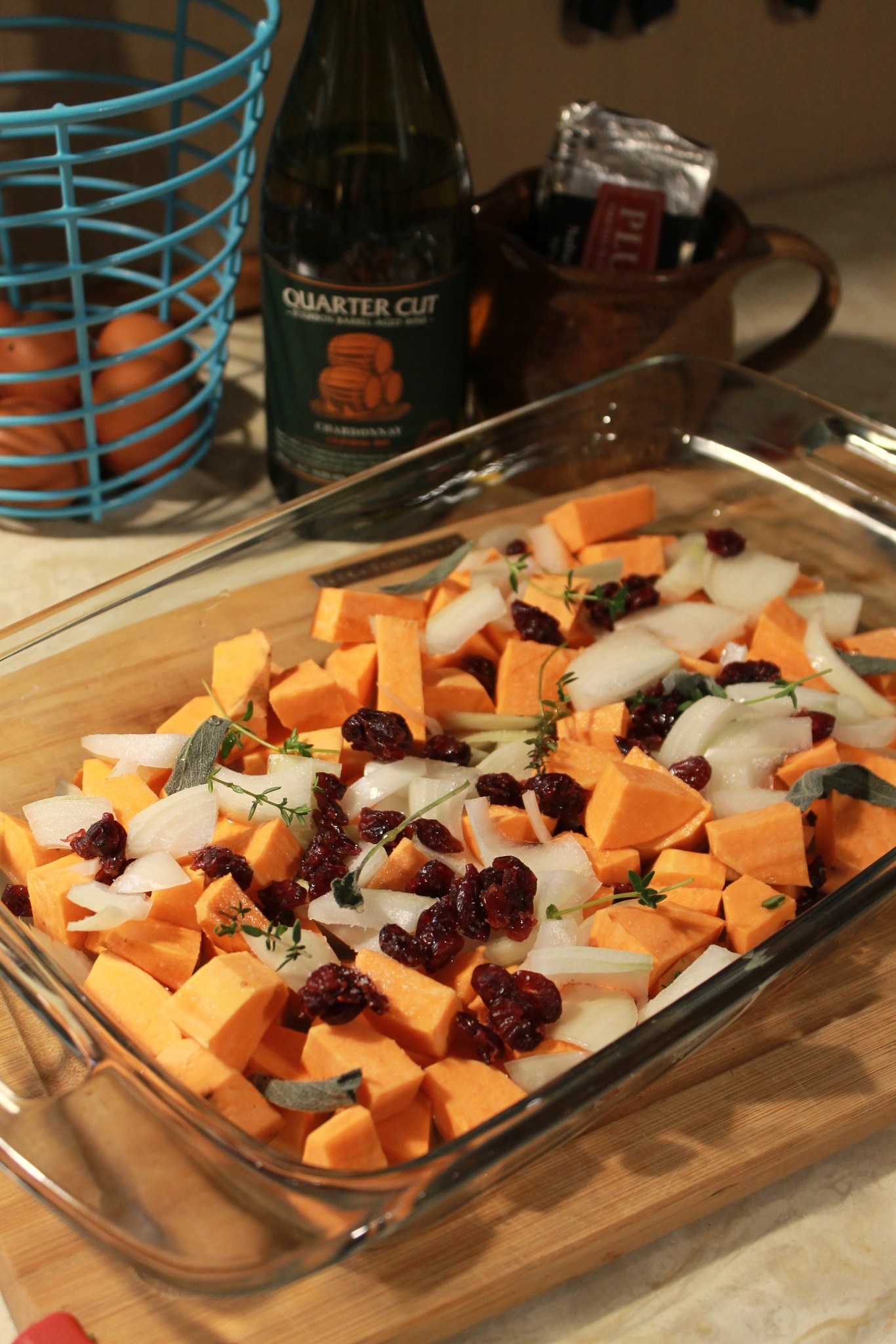 Подготовка курицы к запеканию смазывание тушки курицы маслом и специями